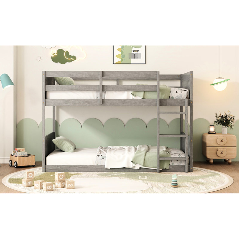 Lit simple au-dessus d'un lit superposé blanc antique, tête de lit à panneaux et bois d'hévéa massif, contreplaqué de bois encastré, confortable pour les dormeurs