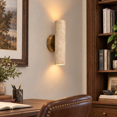 Applique murale cylindrique en albâtre naturel de 28 cm (11 po) avec base dorée brossée, éclairage DEL intégré de 6 W pour chambre, couloir ou salon.
