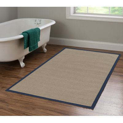 Tapis berbère beige foncé fait à la main avec bordure en coton bleu marine Nannette