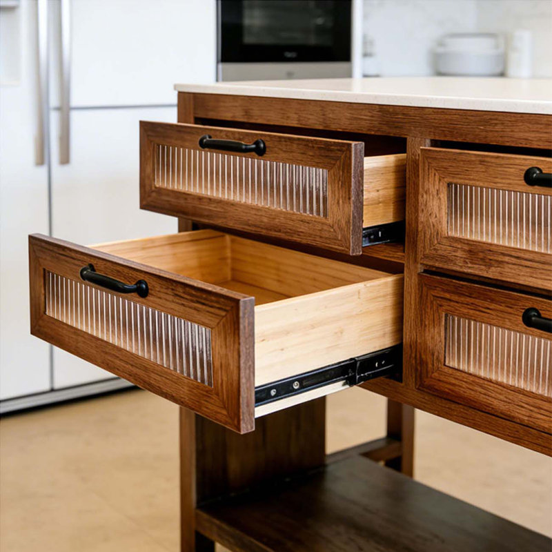 Un îlot de cuisine en bois de style rustique