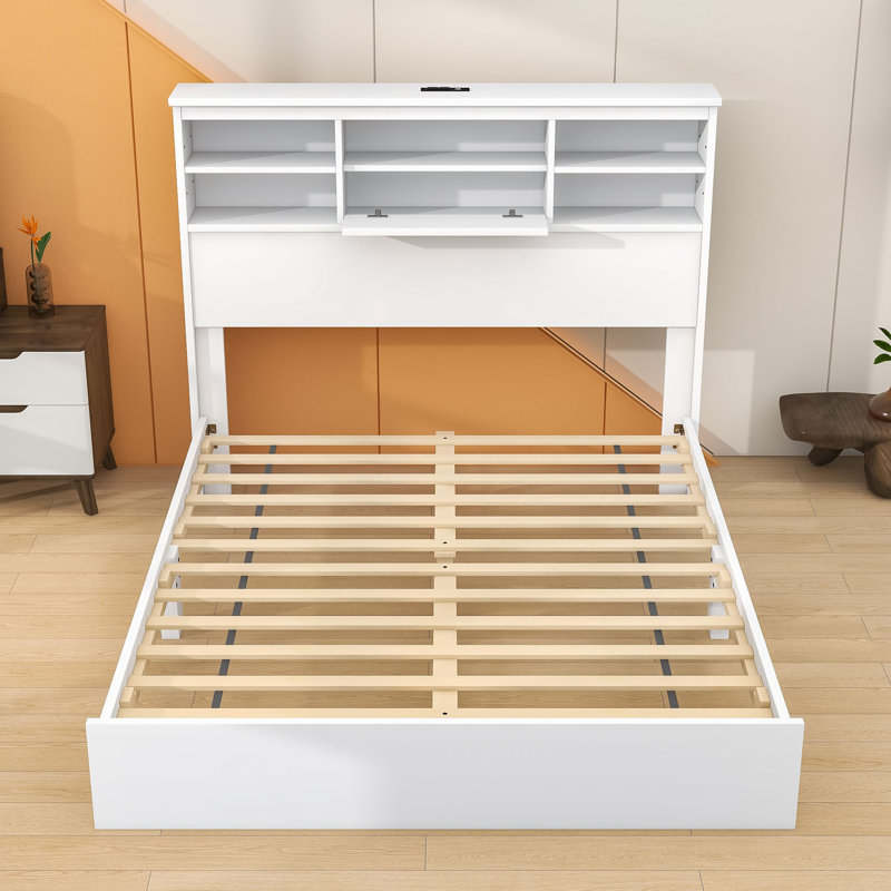 Grand lit plateforme en bois avec tablettes et station de charge
