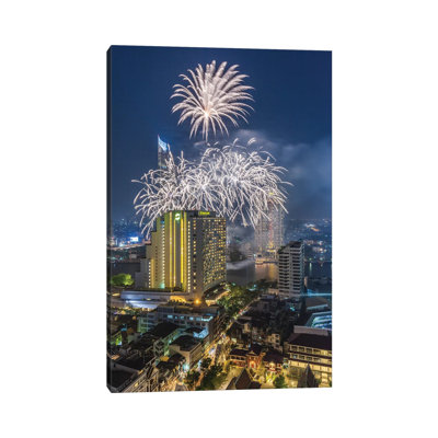Thailande, BANGKOK. Riverside, vue d'angle avec feux d'artifice au crépuscule.