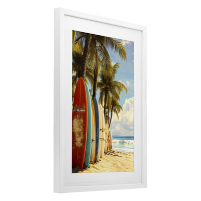 Planches de surf alignées avec palmiers, reproduction encadrée sous verre, design par LSR Design Studio