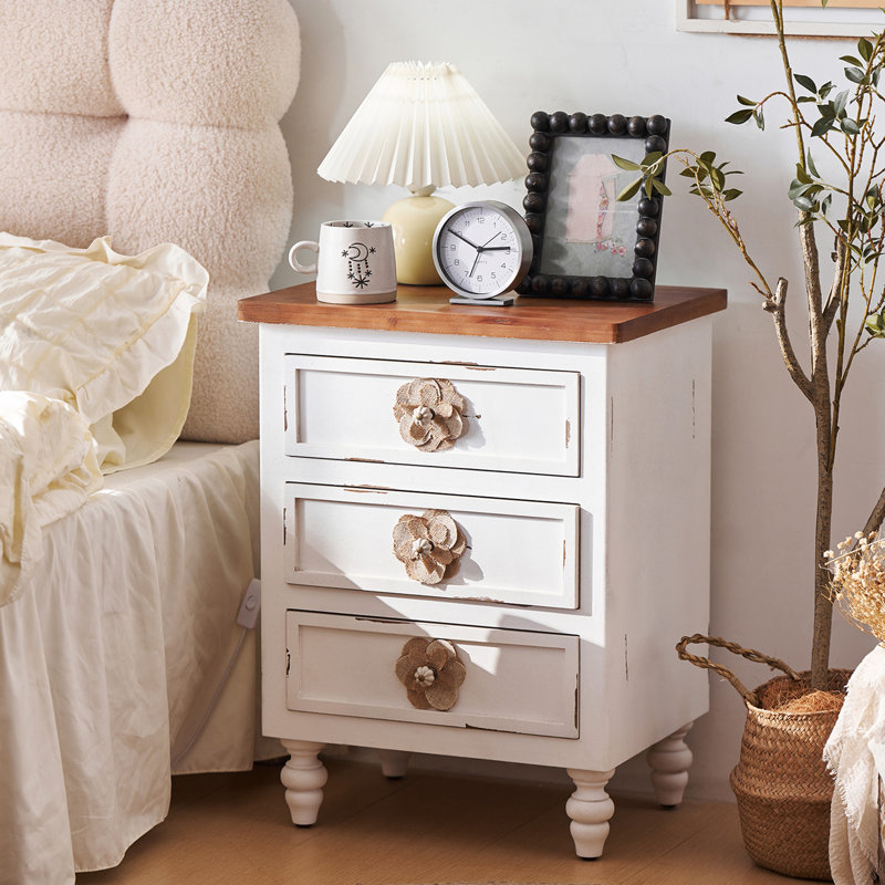 Table de bout Vintage Farmhouse avec boutons floraux, Blanc antique / noyer