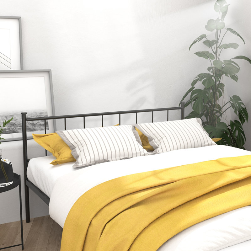 Structure de lit robuste avec tête de lit, pied de lit et rangement sous le lit, aucun sommier requis pour une commodité accrue.