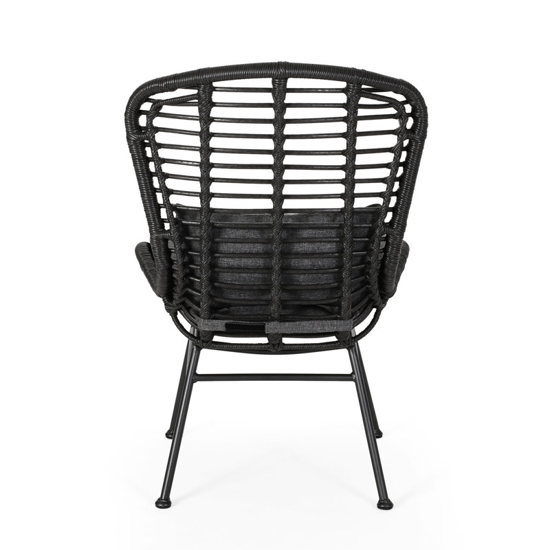 Chaise grise avec base en fer et matériau de rembourrage d'eau à l'extérieur dans une structure à tissage durable