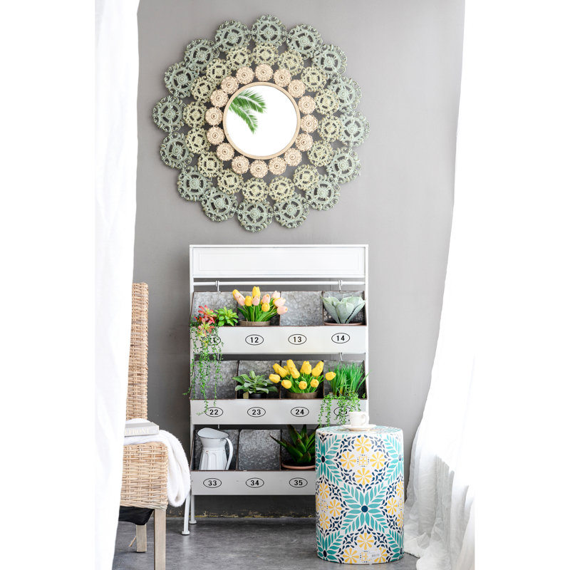 Miroir médaillon en fer forgé avec tentation florale