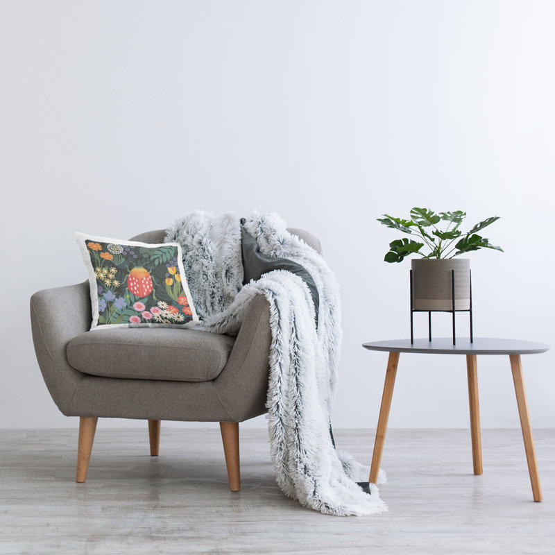 Coussin décoratif imprimé coccinelle dans le jardin par Jennifer Brinley rep. Levison Designs