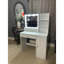 Bureau de coiffeuse avec miroir et lumière, commode de rangement à trois niveaux avec grand tiroir, 3 modes d'éclairage à luminosité réglable, coiffeuse de chambre à coucher