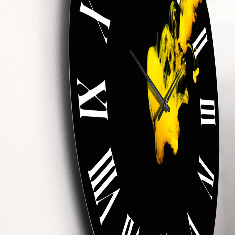 Un nuage de peinture jaune libéré dans l'eau claire - horloge murale moderne, Grand