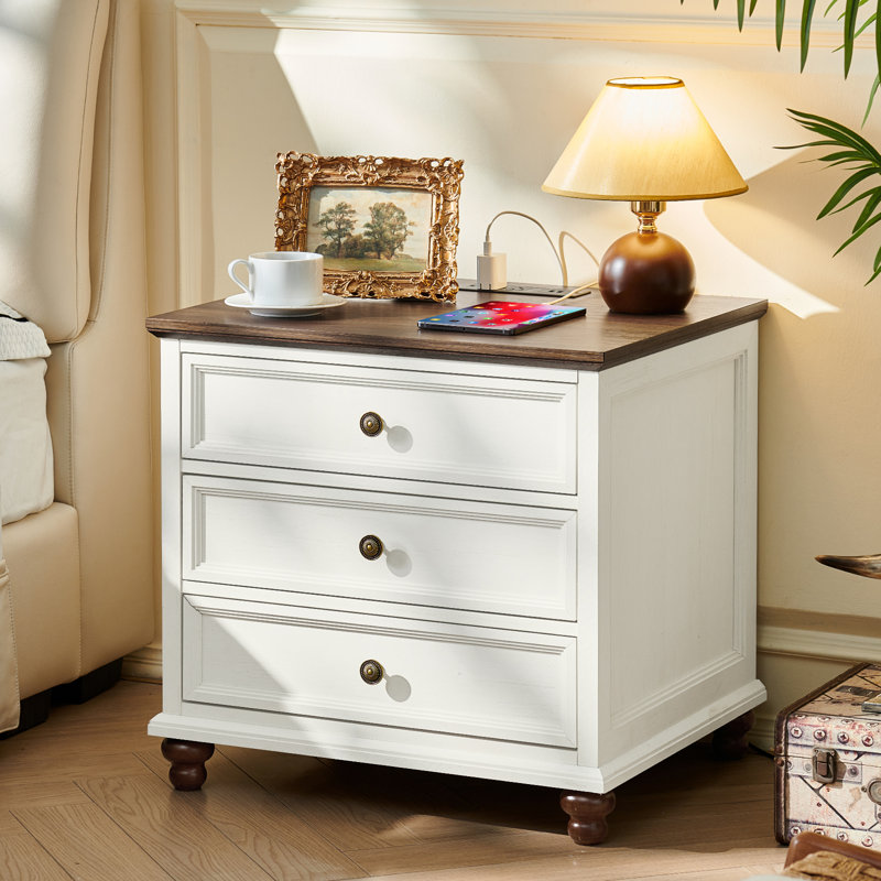 Table de chevet Farmhouse avec station de charge, table de bout de 24 po de large avec 3 tiroirs, commode en bois pour la chambre à coucher, commode de table de chevet, table de chevet pour le salon, placard