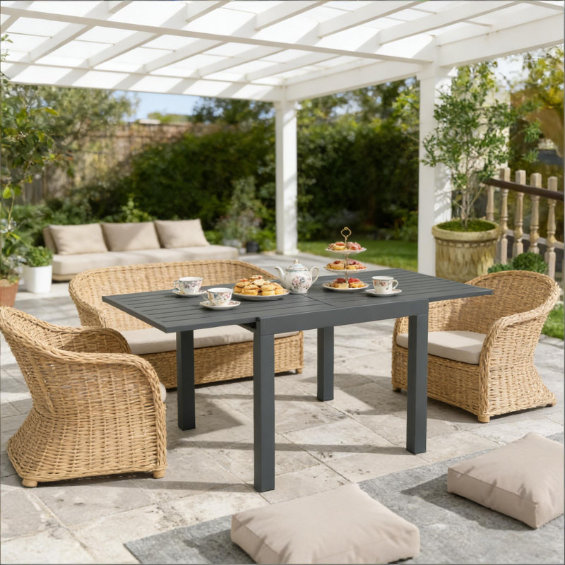 Table de salle à manger extensible pour l'extérieur avec un élégant design de jardin à lattes | Idée de cadeau