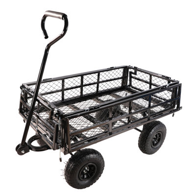 Les chariots de chariot de jardin facilitent le transport du bois de chauffage
