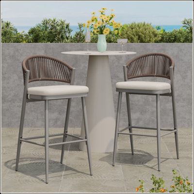 Tabourets de bar d'extérieur à structure en métal à hauteur d'assise 30,25 po avec dossier en forme de feston en rotin PE, ensemble de 2