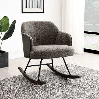 Chaise berçante avec dossier moyen et revêtement taupe Boucle, structure au fini noyer, pieds en métal pour le salon, coins de lecture