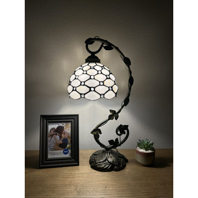 Lampe de table Copan Tiffany de style vitrail blanc avec feuilles en métal et base en bronze l 11 po x P 8 po x H 21 po