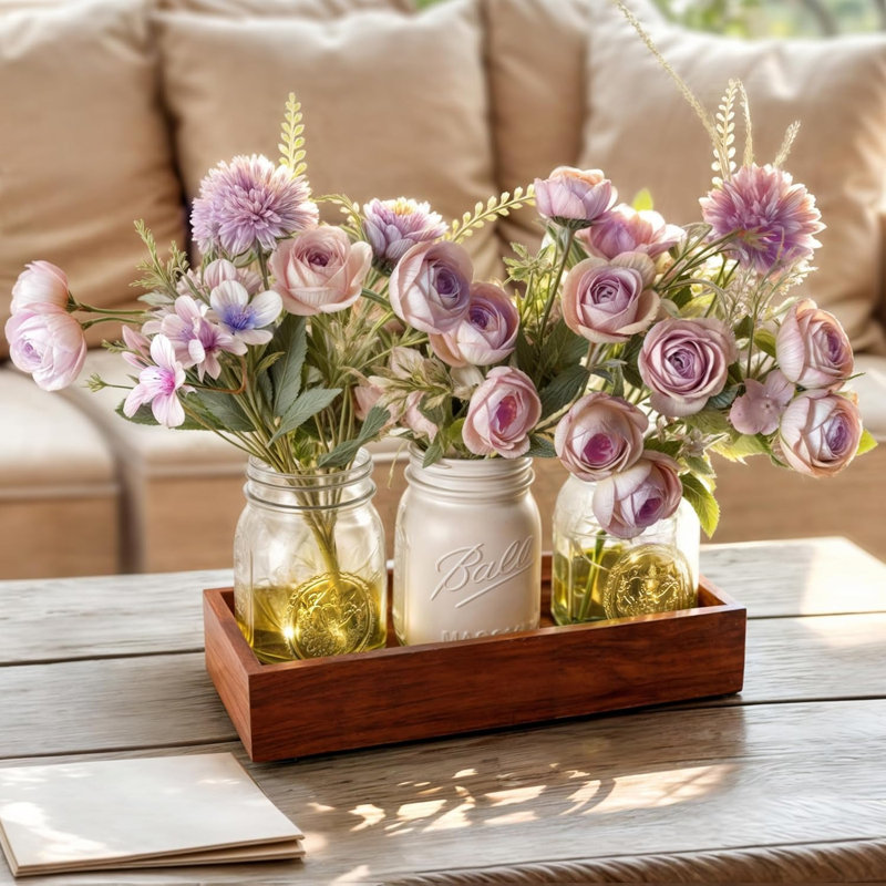 Centre de table mauve à fleurs mauves avec lumières à DEL et plateau en bois