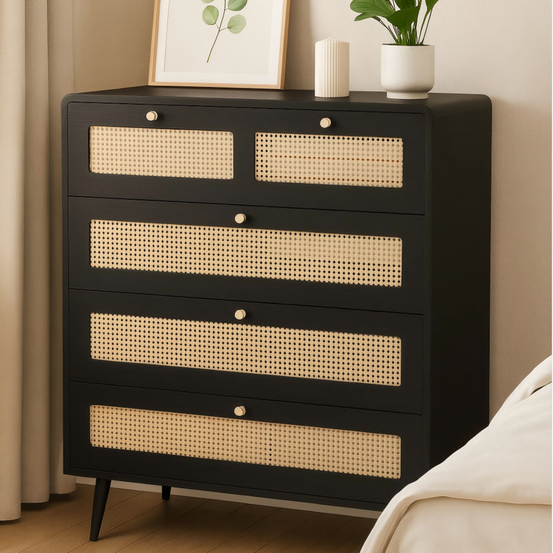 Commode moderne en rotin avec tiroirs larges et poignées en métal
