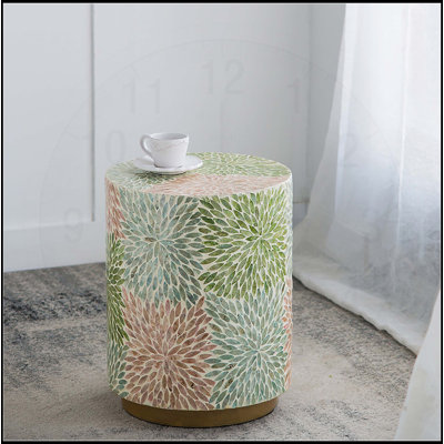 Le tabouret de jardin Capiz, une pièce décorative élégante et fonctionnelle pour les espaces intérieurs et extérieurs.