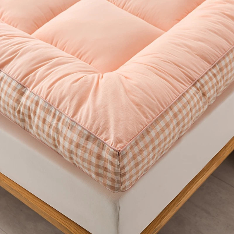 Thickened Checkered 3D-Edged Quilt Available In A Variety Of Colors And Sizes. Soft Comfortable Breathable And Machine-Washable For All Seasons.