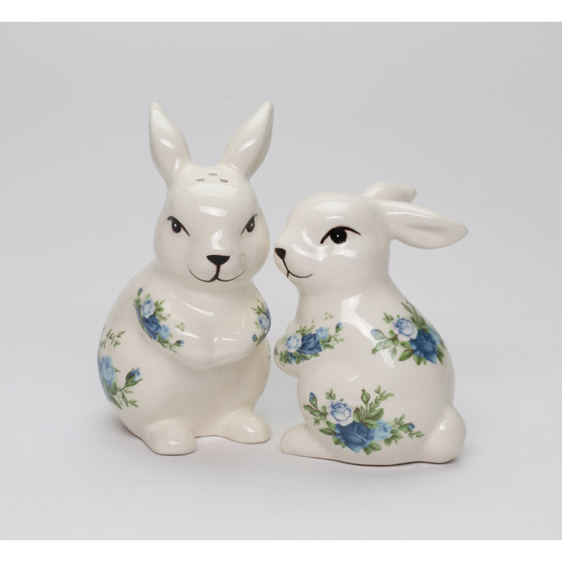 Lapins de Pâques avec des roses bleues sel et poivre