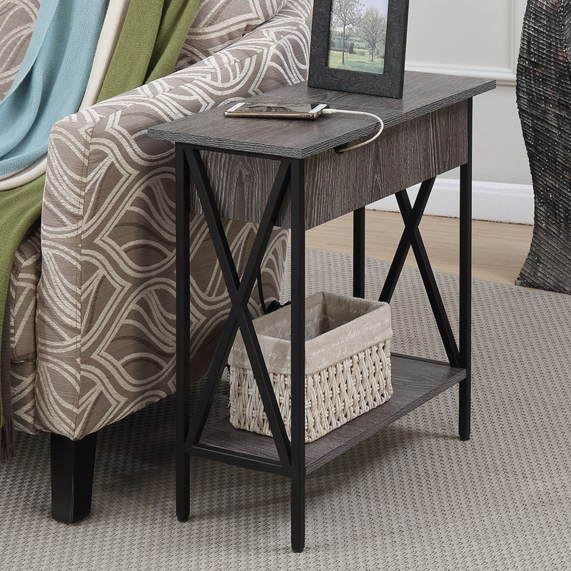 Table de bout Ariyana avec prises intégrées et ports USB, Plateau en bois de grange vieilli / base noire