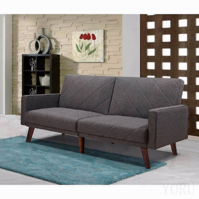 Canapé-lit futon convertible avec accoudoirs, en tissu gris à dos fendu et coutures apparentes, style moderne du milieu du siècle.