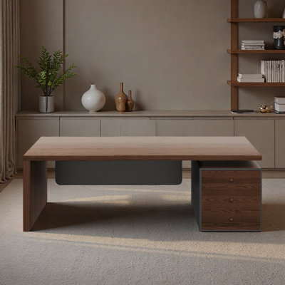 Le bureau du chef est simple et possède des tiroirs