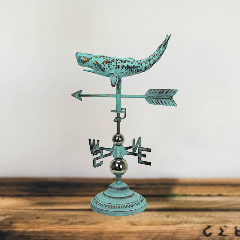 Girouette de table en cuivre et métal, représentant une baleine, patinée par le vert-de-gris, boules chromées, hauteur 56,5 cm (22,25 pouces).
