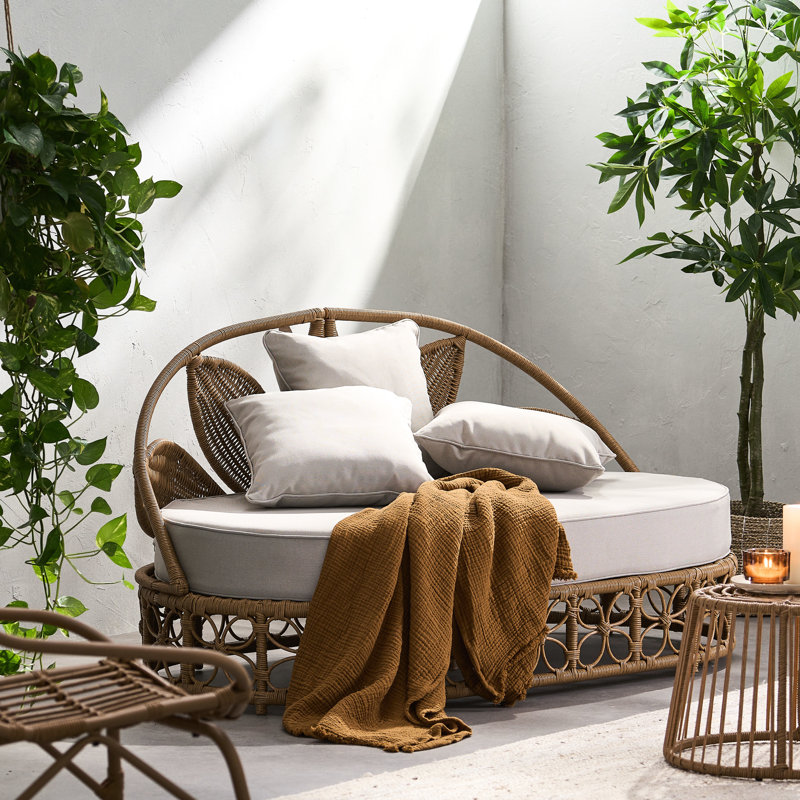 Lit de jour brun avec couverture d'eau et coussins confortables tissés pour l'extérieur