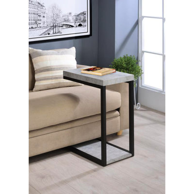 Table de collation en ciment et noire, décorative fonctionnelle pour les espaces de vie élégants
