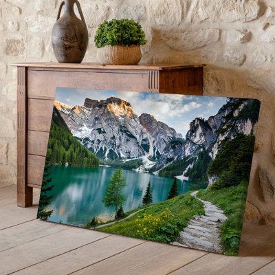 Toile, "Un paysage alpin à couper le souffle avec un lac turquoise serein niché entre une tour de montagnes"