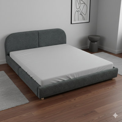 Très grande base de lit tapissier de style très minimaliste moderne. Comprend une haute tête de lit incurvée, un tissu en fil de cercle, un support robuste pour les pieds et un rangement à roulettes. Matelas non inclus. Disponible en gris foncé.