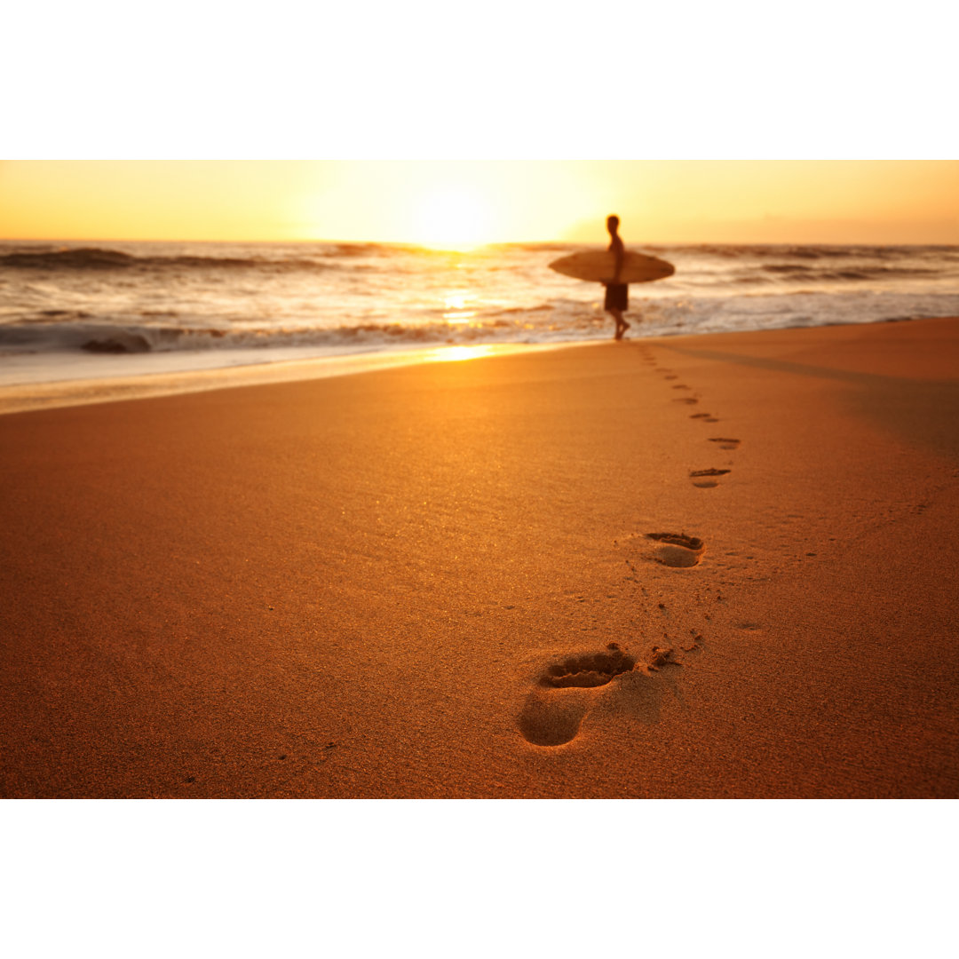 Surfer im Sonnenuntergang