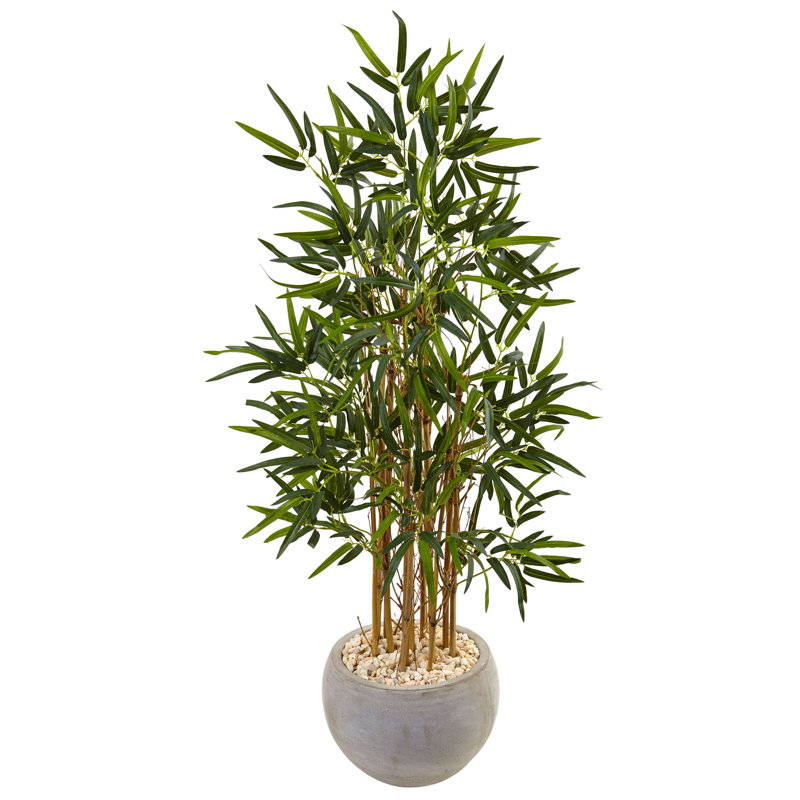 Arbre en bambou artificiel dans un pot de fleurs