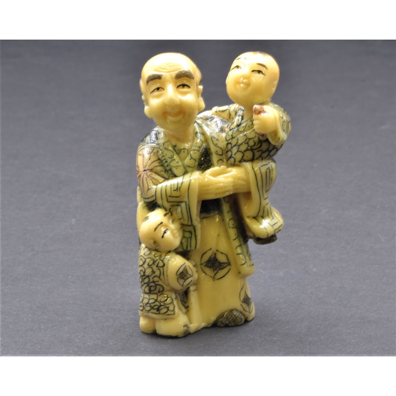Figurine japonaise tenant un bébé Netsuke