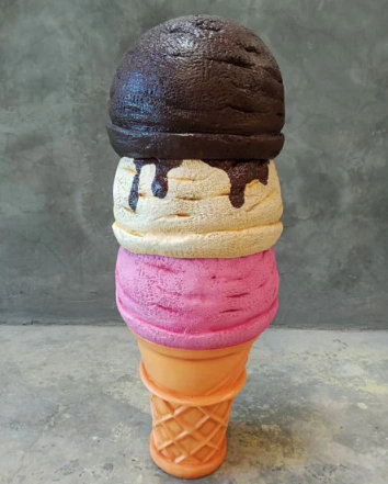 Statue de crème glacée napolitaine à trois cuillères surdimensionnée