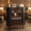 Armoire à vin de 28 pouces de style moderne avec un support pour 8 bouteilles, 5 tablettes réglables, 2 supports en verre et des portes coulissantes coulissantes