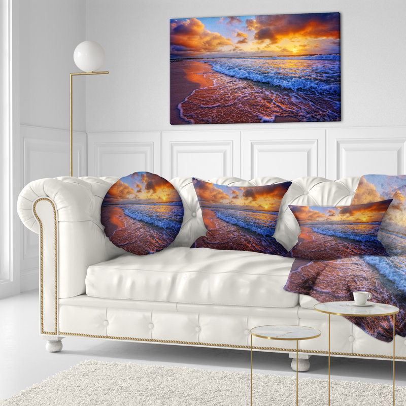 Coussin lombaire en mer sous le ciel ciel de belle vagues