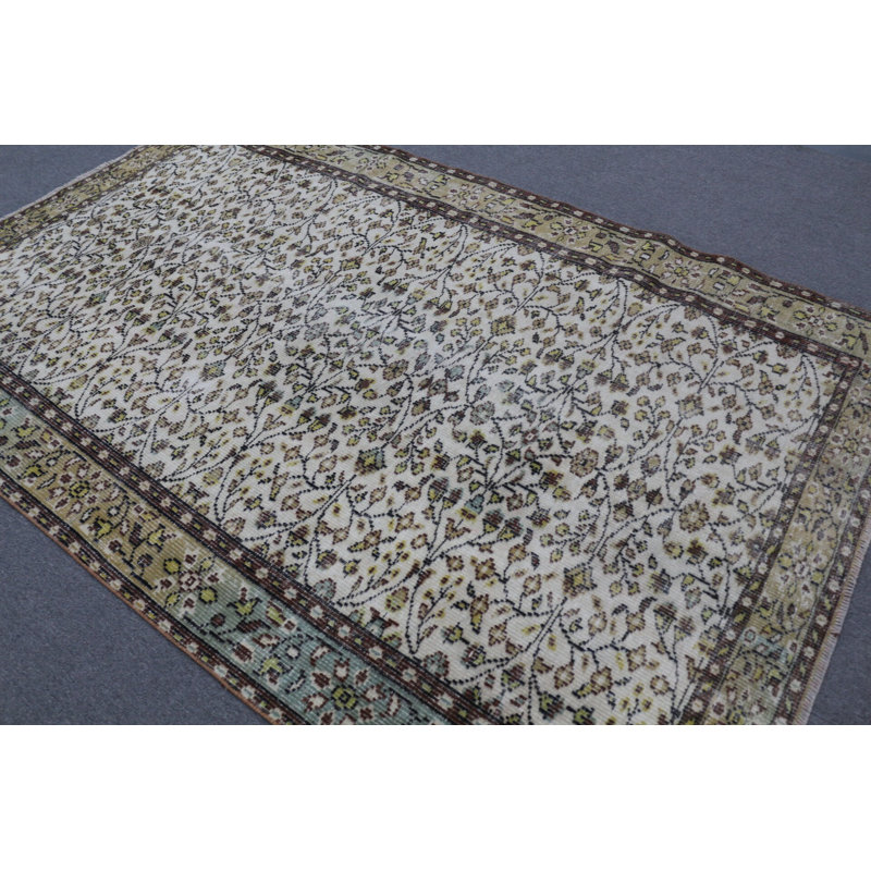 Tapis turc fait à la main avec des tons de terre et des motifs floraux pour une décoration intérieure élégante