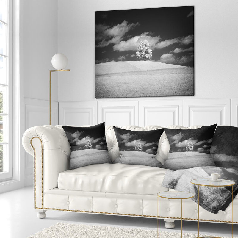 «Lonely Tree on Meadow» en noir et blanc - coussin à imprimé paysage, 16 po x 1 po, Coussin décoratif