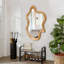 Miroir mural de forme irrégulière avec cadre en bois naturel