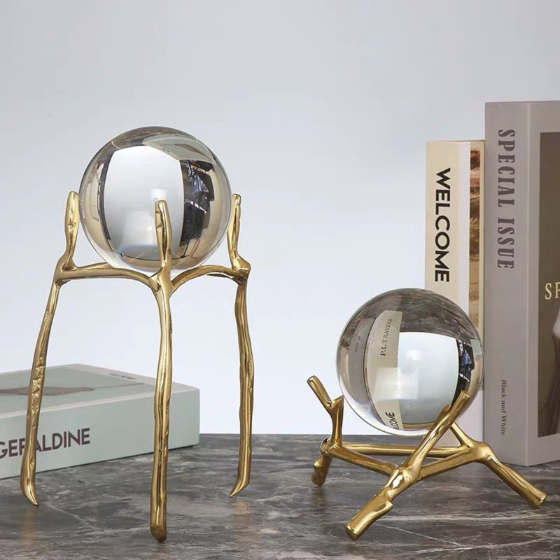 Boule transparente Zulma avec base dorée