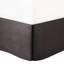 Édredon grand / gris taupe 7 pièces. Tissu. Comprend un édredon, des taies décoratives, des coussins décoratifs et une jupe de lit. Lavable à la machine pour grand lit. Gris / taupe Avec des détails brodés et plissés. Contient 2 3 1-116012060-116012063