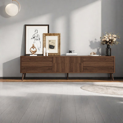 Meuble télé cannelé de style Mid-Century moderne avec pieds en bois massif jusqu'à 75 po, console en noyer avec deux tiroirs de rangement et armoires