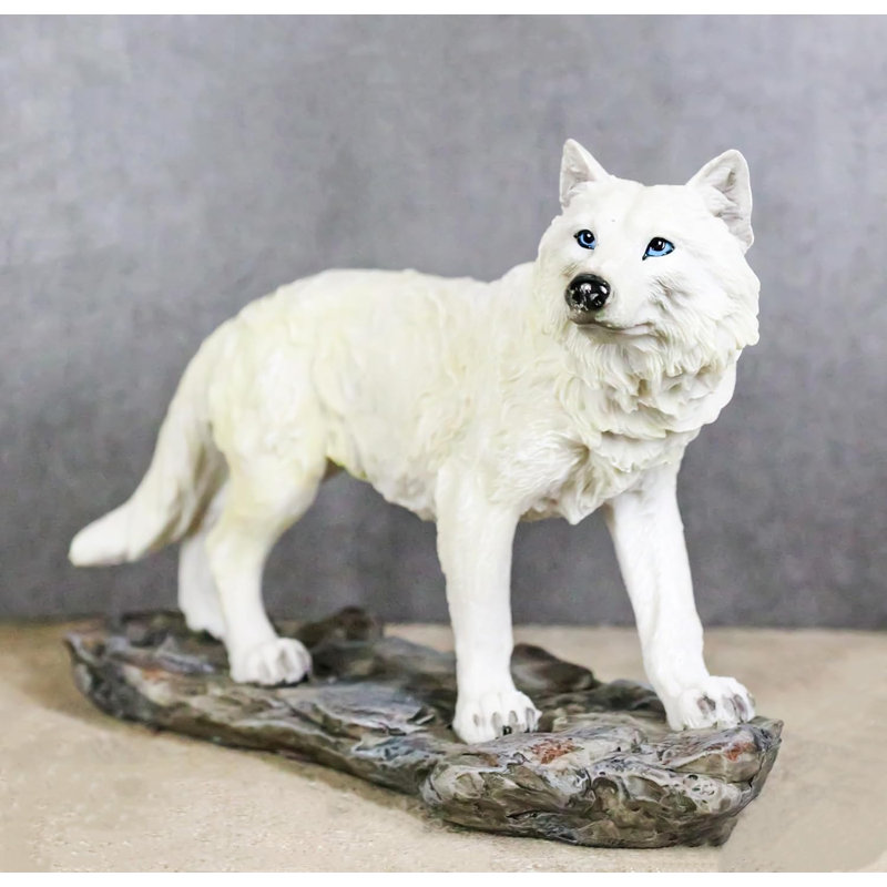 Figurine loup blanc albinos sur la forêt