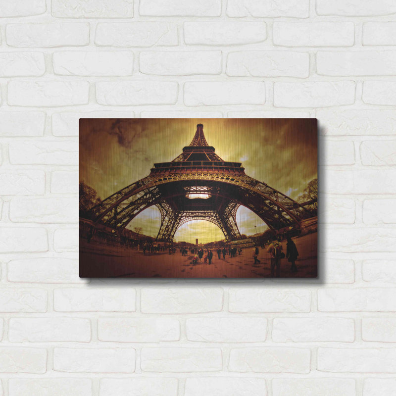 «Eiffel Apocalypse Color» par Sebastien Lory, H 16 po x l 24 po