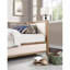 Lit de jour simple avec revêtement beige et cadre en bois de pin prêt pour le matelas