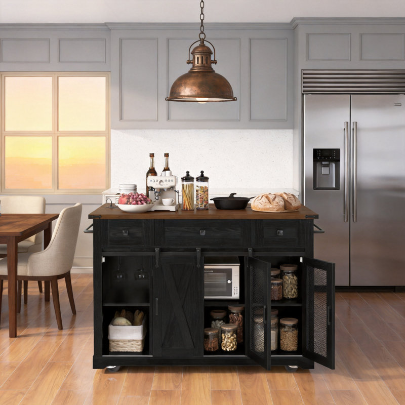 Îlot de cuisine de ferme avec station de charge et abattant, chariot de cuisine roulant de 58 po avec portes de grange coulissantes, support à épices et porte-verres, grande table d'îlot mobile avec rangement