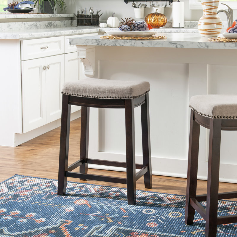 Tabouret de comptoir et de bar en bois massif sans dossier avec siège rembourré Bartonville, Beige lin / Noyer foncé